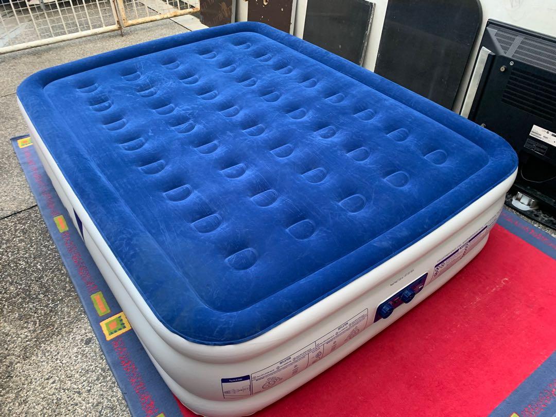 Queen Size Airbed w Builtin Pump imported from USA 120volts, Furniture