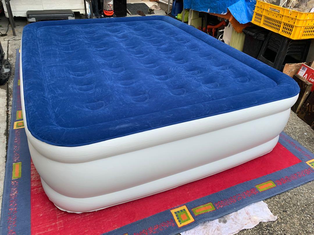 Queen Size Airbed w Builtin Pump imported from USA 120volts, Furniture