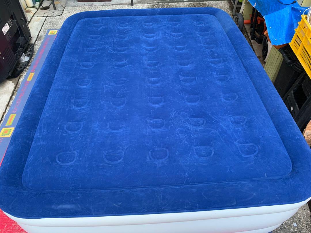 Queen Size Airbed w Builtin Pump imported from USA 120volts, Furniture