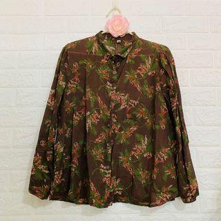 日本品牌【Sackcloth Flavor 】collection 麻味  復古麻紗 咖啡色／深褐色 碎花 長袖襯衫（麻布扣、有袖扣、小口袋）#618年中慶