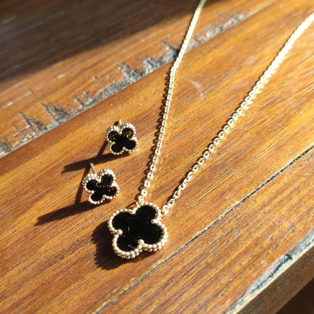 Vintage alhambra pendant onyx top