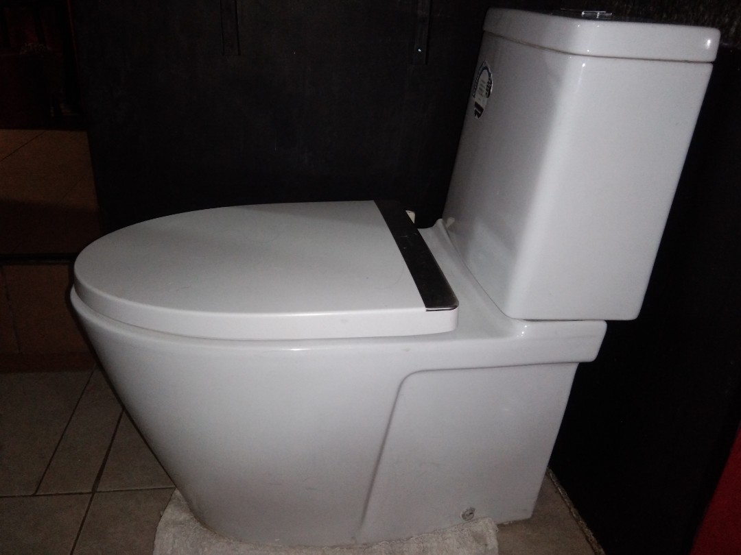 2nd hand american standard, Furniture & Home Living, Bathroom & Kitchen