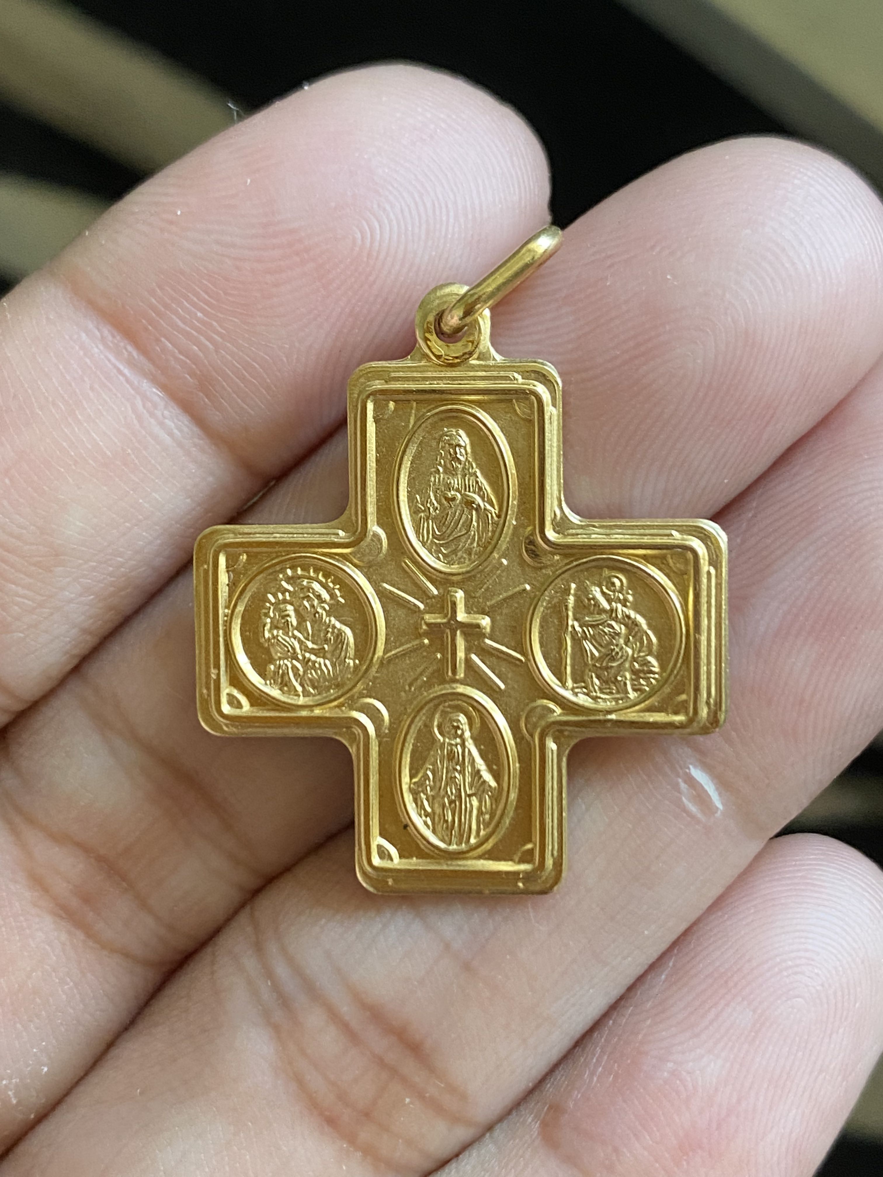 4 Way Medal Cross Traveller s Pendant 18K yellow gold