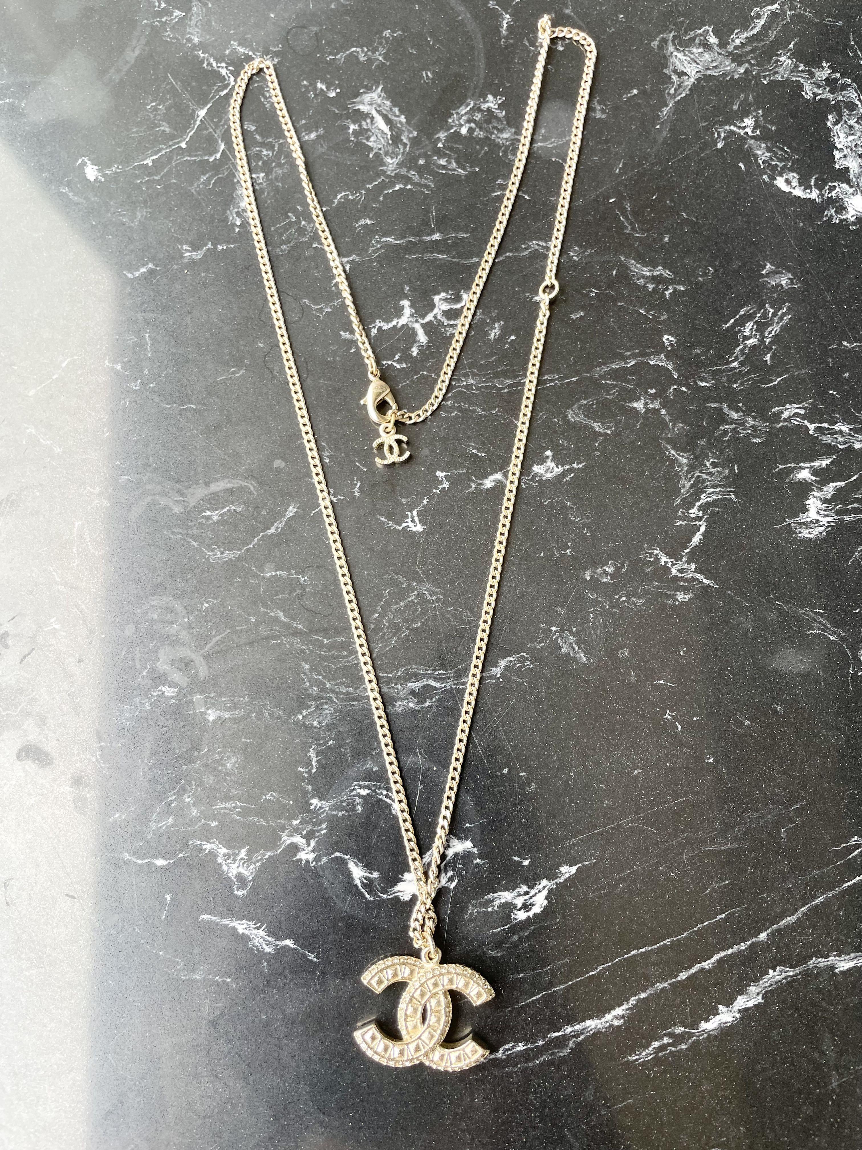 Chanel necklace discount two cc logo