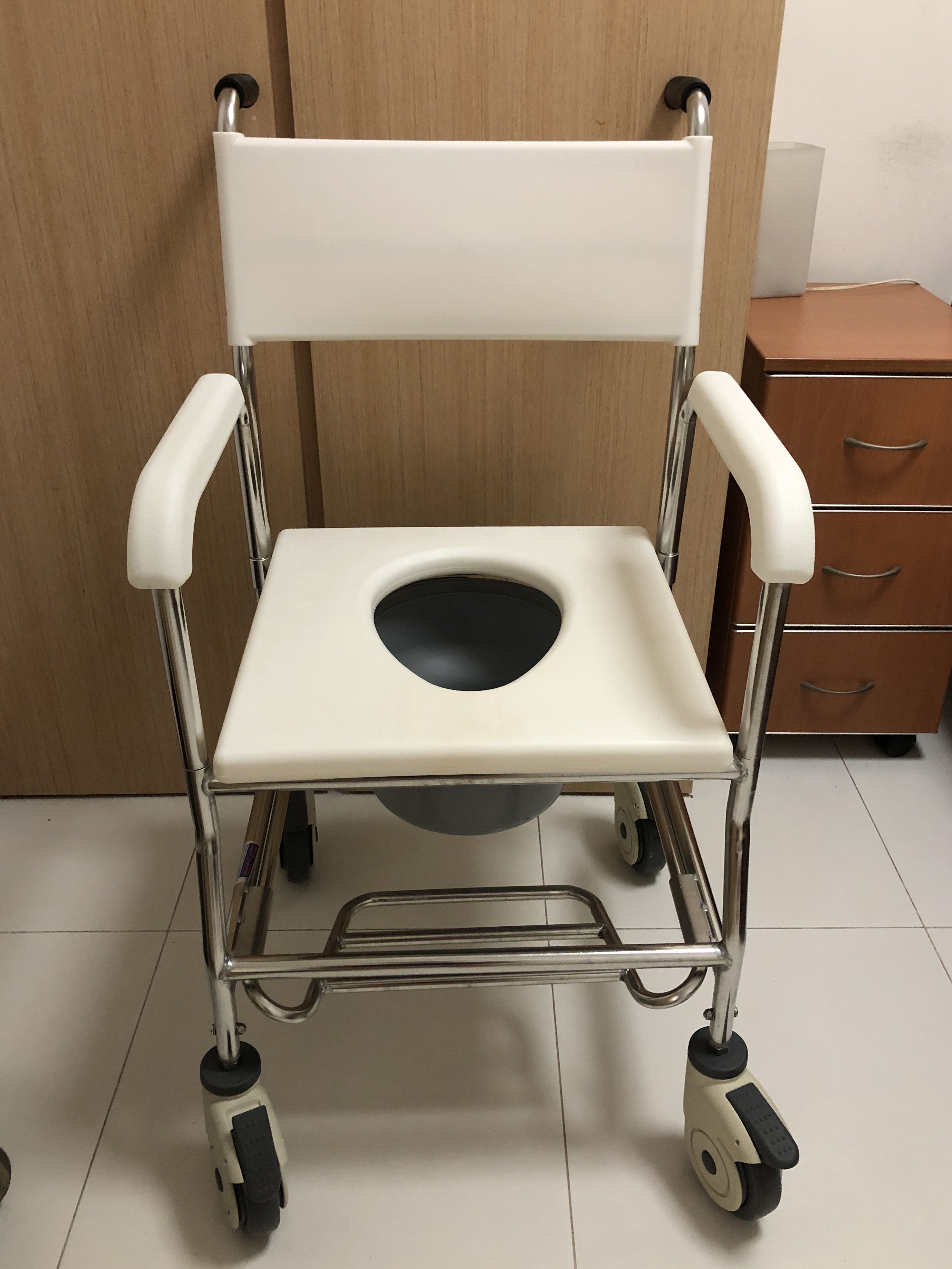 Commode Chair with extendable leg rest, Health & Nutrition, Assistive