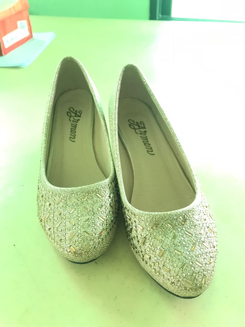gold sandals, Women's Fashion, Footwear, Flats & Sandals on Carousell