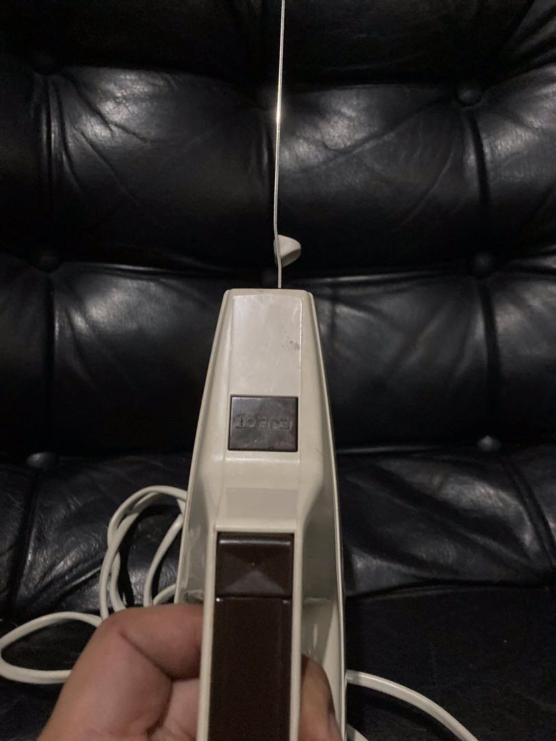 Vintage Moulinex Electric Knife (Category: Knives & Chopping Boards) located in Quezon City. Submitted by thiftystoryph (Listing ID 1121247846, Image 3). Description: .