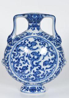 Guru Antiques 寻缘古董: Imperial Qing Dynasty’s Qianlong Moon Flask Vase 官窑 古董：清乾隆 青花 抱月瓶