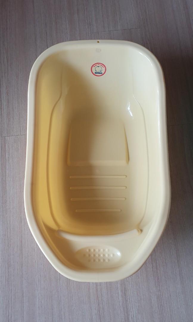 Baby bathtub (Category: Bathtub & Bath Accessories) located in Makati City. Submitted by carwtan90 (Listing ID 1121453853, Image 1). Description: yellow color suits both girl or boy. for baby bathing, good as new..