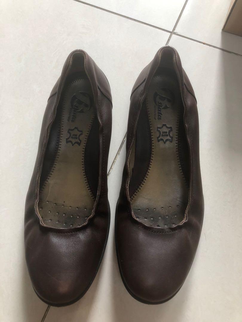 Bata Brown Waterproof Leather Shoes (Category: Flats & Sandals) located in Mandaluyong City. Submitted by sedpsk (Listing ID 1121418383, Image 3). Description: .