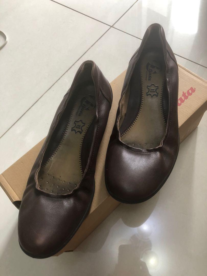 Bata Brown Waterproof Leather Shoes (Category: Flats & Sandals) located in Mandaluyong City. Submitted by sedpsk (Listing ID 1121418383, Image 1). Description: .