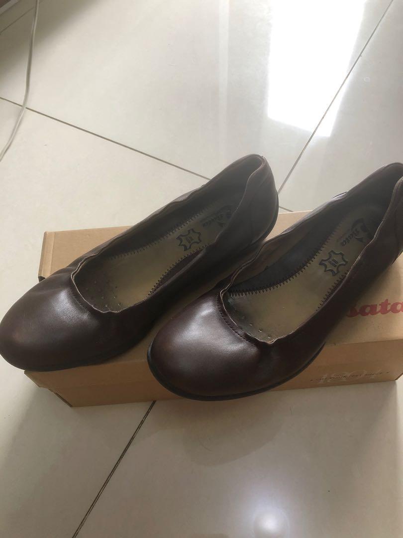 Bata Brown Waterproof Leather Shoes (Category: Flats & Sandals) located in Mandaluyong City. Submitted by sedpsk (Listing ID 1121418383, Image 2). Description: .