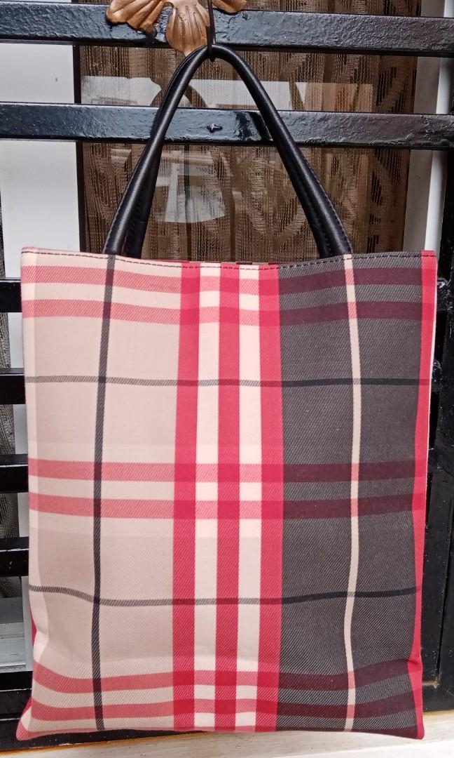 Burberry lunch bag, Women's Fashion, Bags & Wallets, Shoulder Bags on  Carousell