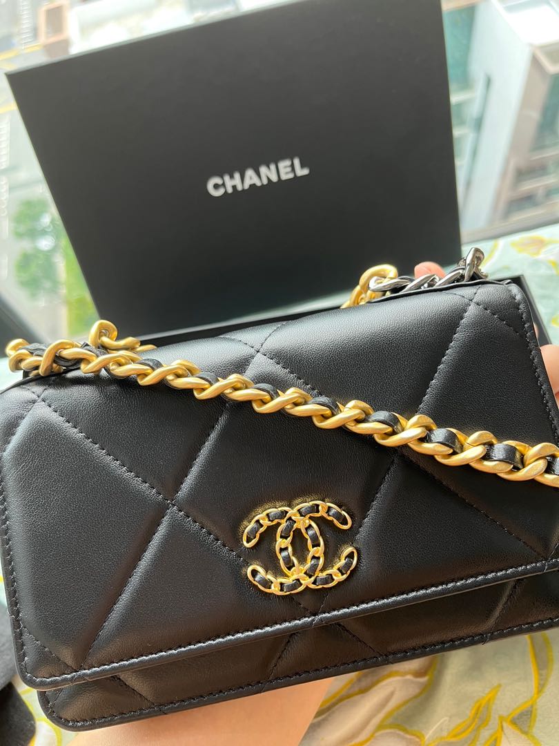Chanel 19 wallet on chain, Women's Fashion, Bags & Wallets, Wallets