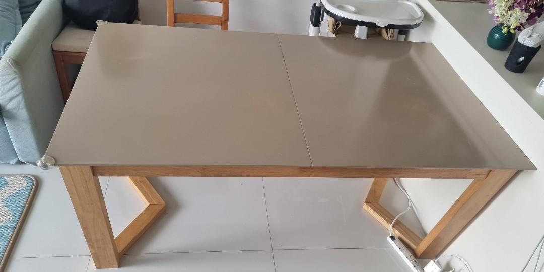 Extandable Dining Table (Category: Tables & Sets) located in Singapore. Submitted by leavingsg2021 (Listing ID 1121434833, Image 2). Description: Extandable table. With small scratches on the deck. Selling because leaving the country..