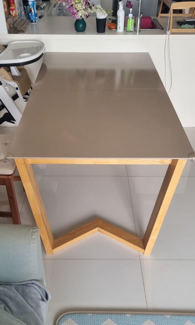 Extandable Dining Table (Category: Tables & Sets) located in Singapore. Submitted by leavingsg2021 (Listing ID 1121434833, Image 3). Description: Extandable table. With small scratches on the deck. Selling because leaving the country..