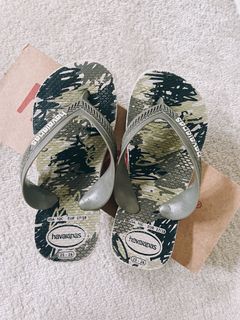 (Category: ) located in . Submitted by aliswardrobe (Listing ID 1121588035, Image 1). Description: .