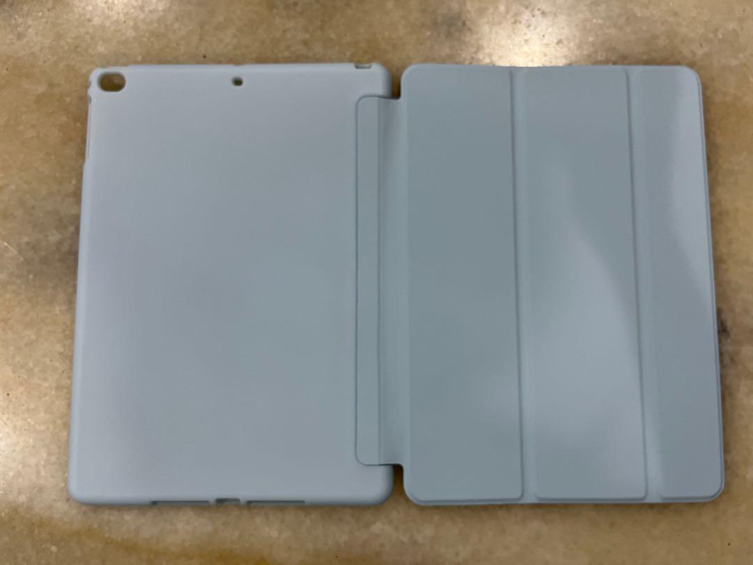 iPad Case (Category: iPad) located in Kuala Lumpur. Submitted by szehuey723 (Listing ID 1121445087, Image 3). Description: - Suitable for iPad 2018 - Color: Light blue.