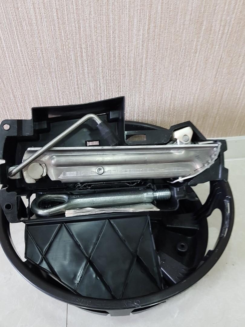 Mercedes car jack, Car Accessories, Accessories on Carousell