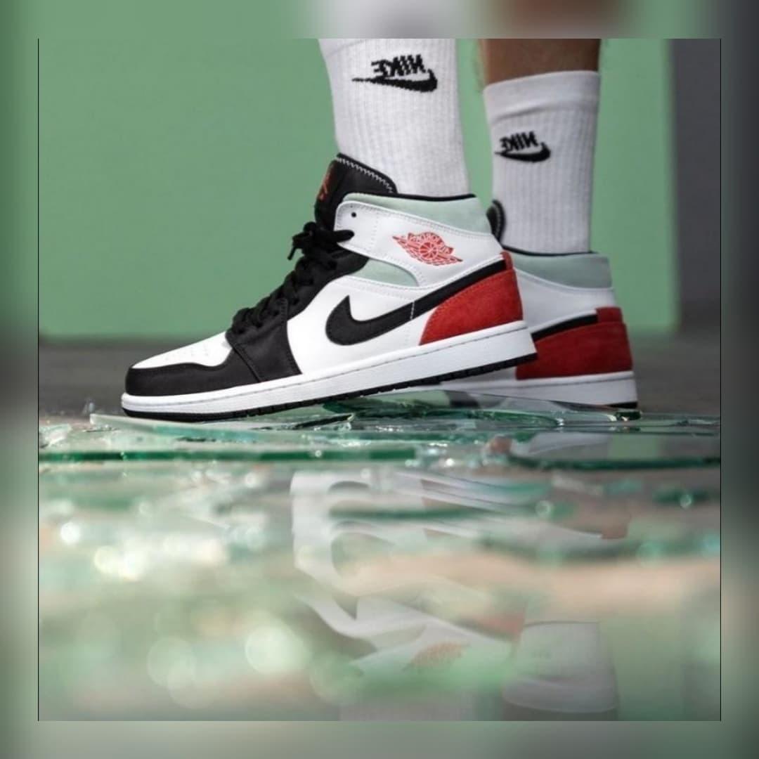 aj1 black and white mid