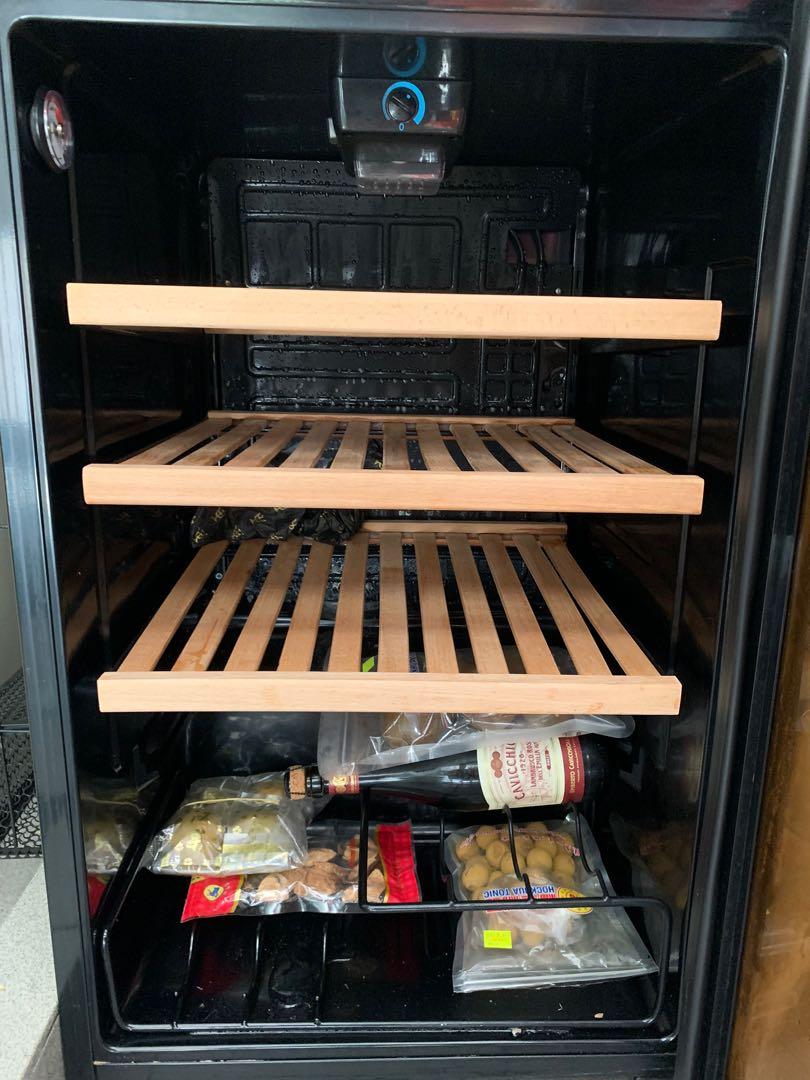 Vintec wine fridge, TV & Home Appliances, Kitchen Appliances, Wine