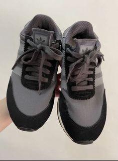 Adidas 黑色和灰色跑鞋
