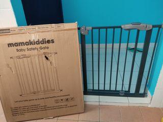 Baby safety gate