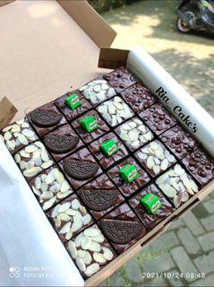 Brownies fudgy full topping