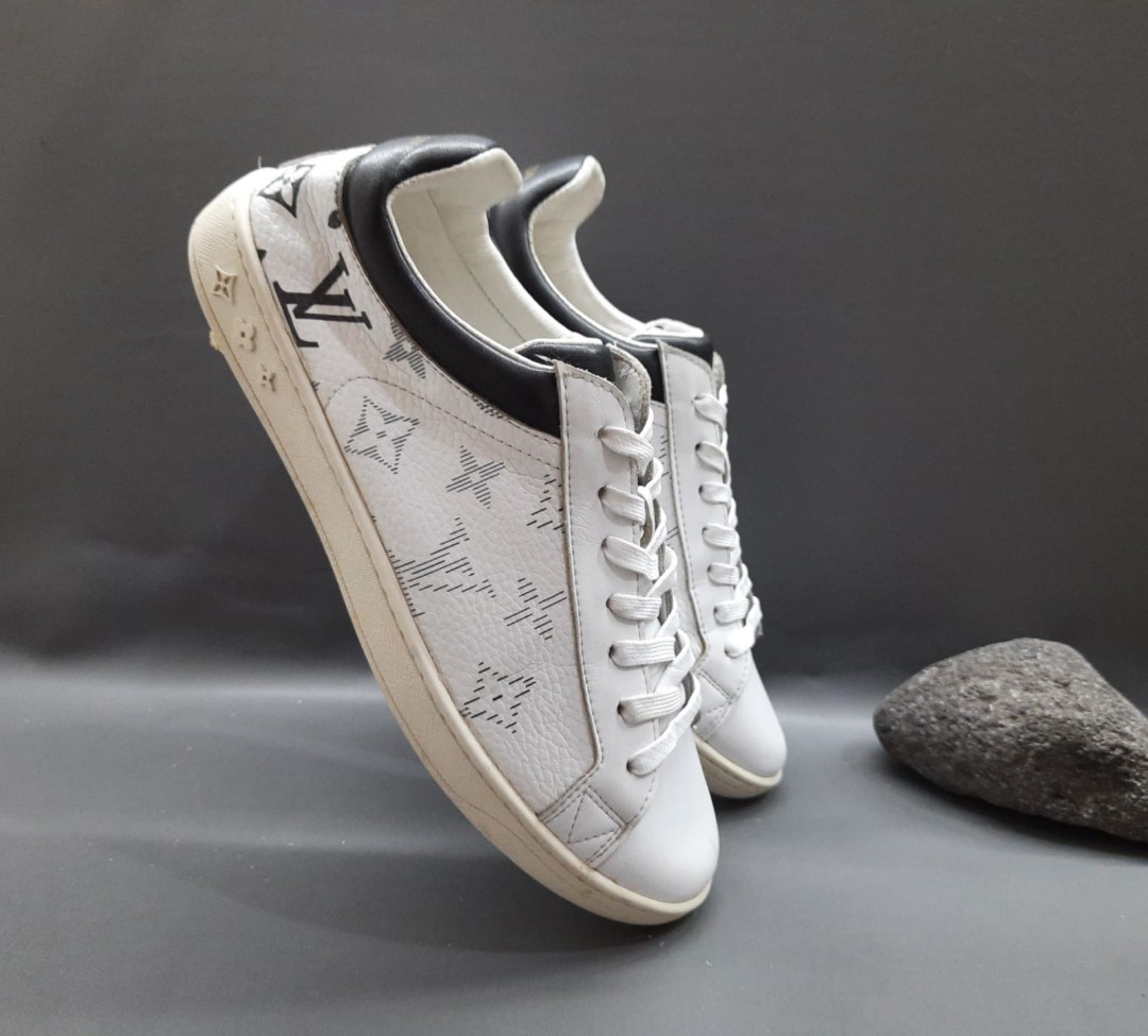 Sepatu Louis Vuitton GO 0198 Casual Sneaker Triple White Size 40, Fesyen  Wanita, Sepatu di Carousell