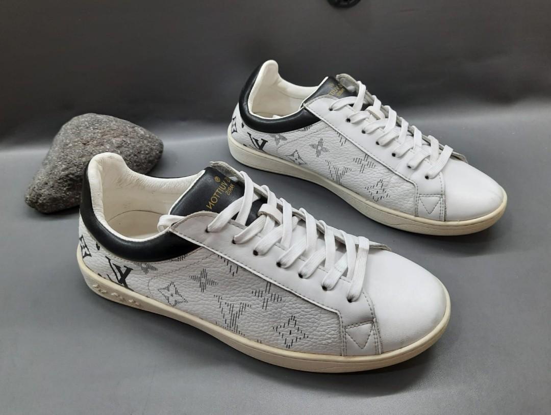 Sepatu Louis Vuitton GO 0198 Casual Sneaker Triple White Size 40, Fesyen  Wanita, Sepatu di Carousell
