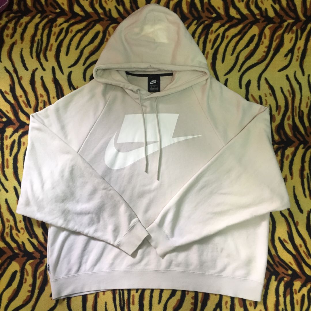 cream color nike sweatshirt