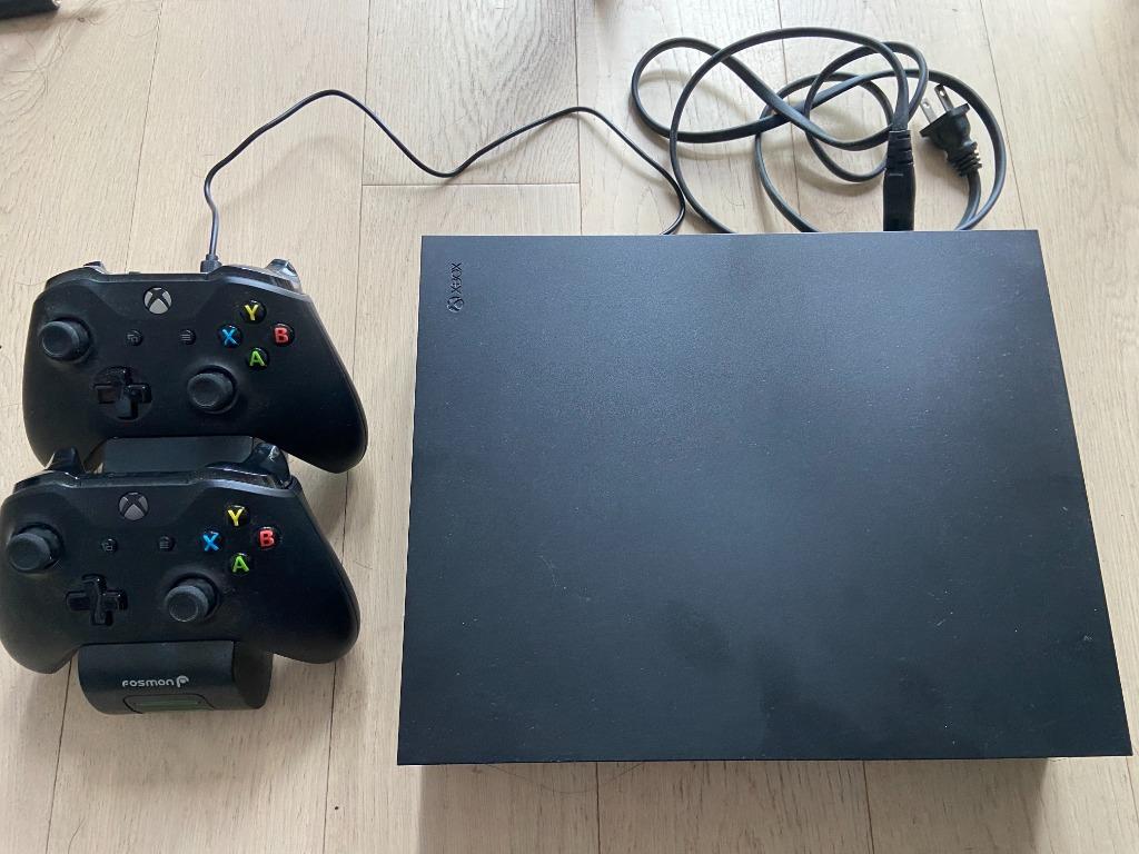 Xbox One X 1TB with 2 chargeable controllers, 遊戲機, 電子遊戲機 