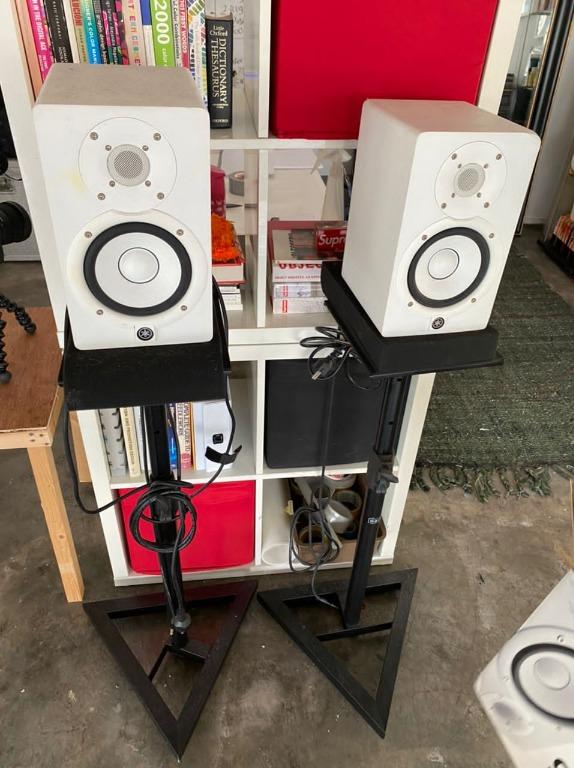 YAMAHA HS5 WHITE MONITOR SPEAKER WITH STAND, Audio, Soundbars, Speakers
