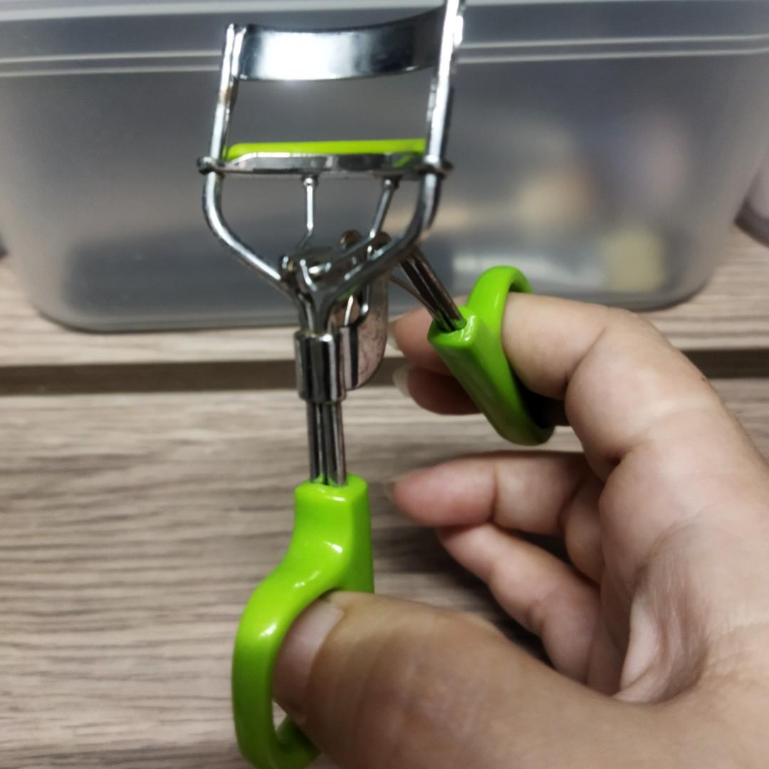 Daiso Eyelash Curler, Beauty & Personal Care, Face, Makeup on Carousell