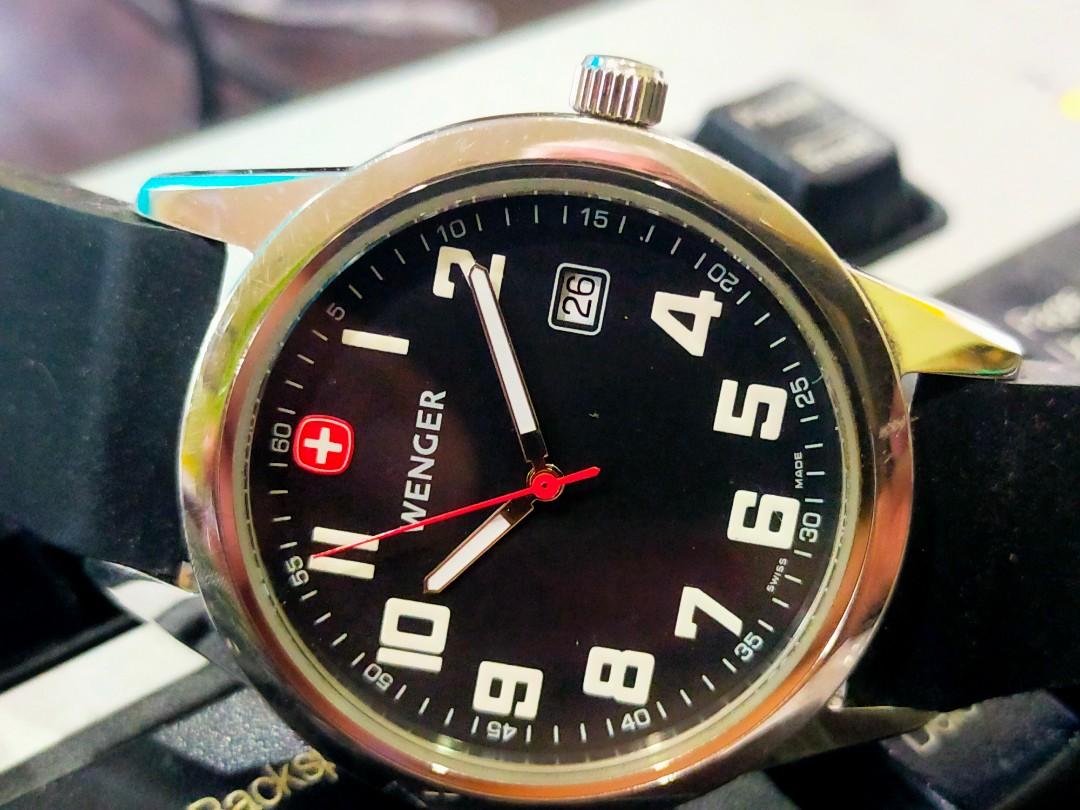 Like new Wenger Swiss military watch runs great Men s Fashion