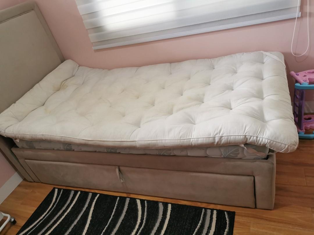 Matress Topper Single (Category: Bed Frames & Mattresses) located in Cavite. Submitted by newtoyou88 (Listing ID 1121871757, Image 2). Description: In good used condition 3inch thick Very nice and comfortable Single size pero malaki konti at mahaba Lalamove delivery at buyers cost.