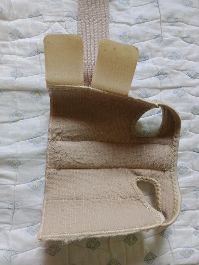 Mueller Wrist brace with splint adjustable, Health & Nutrition, Braces ...