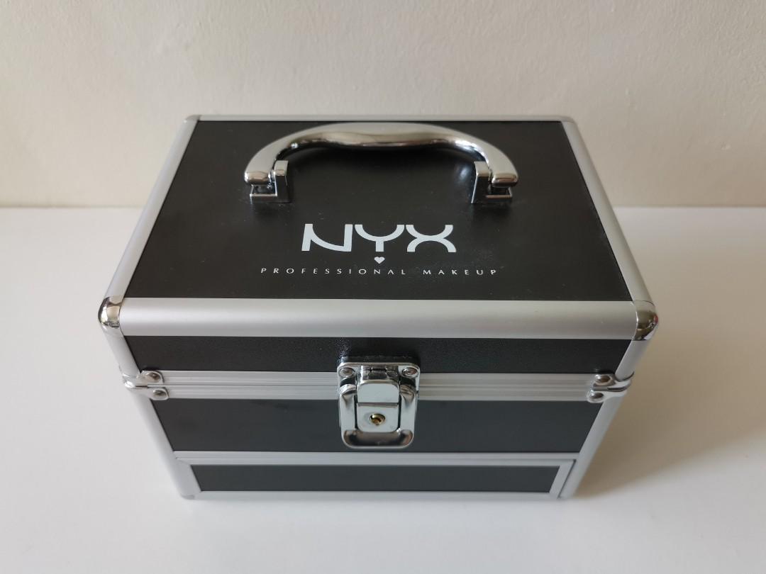 Nyx vanity store case