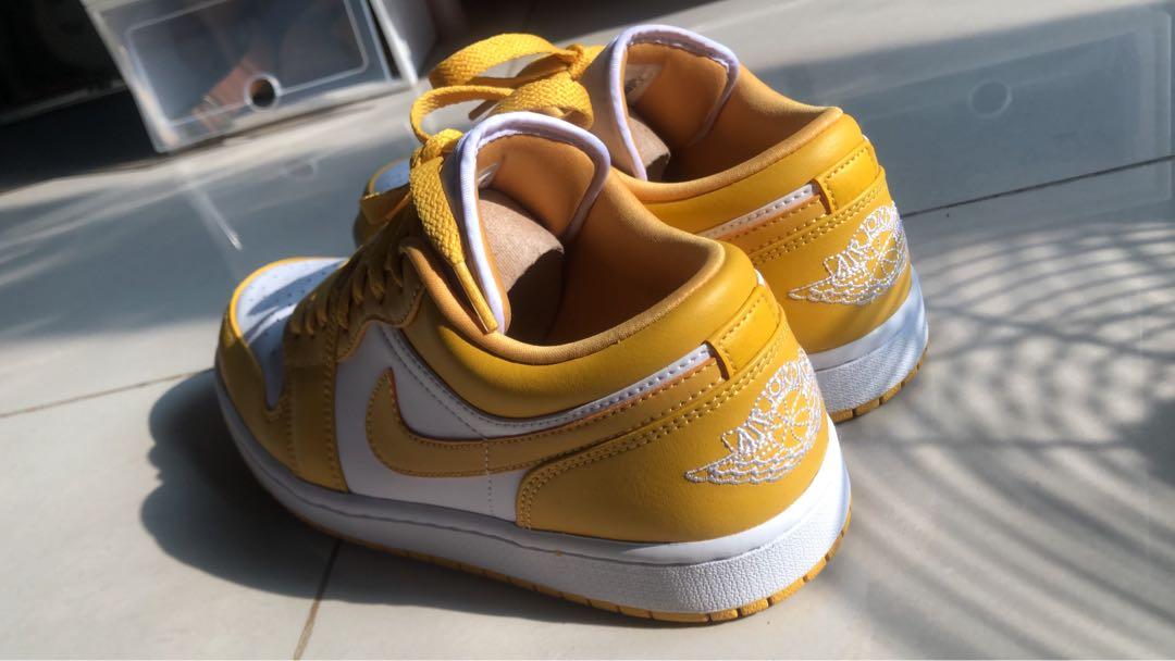 Air jordan 1 low mustard white, Fesyen Pria, Sepatu , Sneakers di Carousell