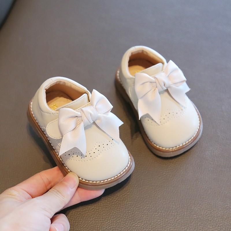 Girls shop beach shoes