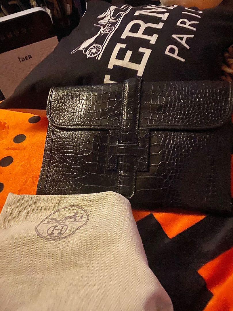 Clutch (Category: Luxury Bags & Wallets) located in Las Pinas. Submitted by amaxxingfinds (Listing ID 1121983502, Image 3). Description: Japan Source with dustbag .