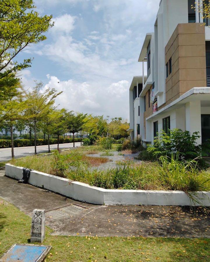 Freehold Corner Lot Triple Storey Terrace House For Sell Lake Point