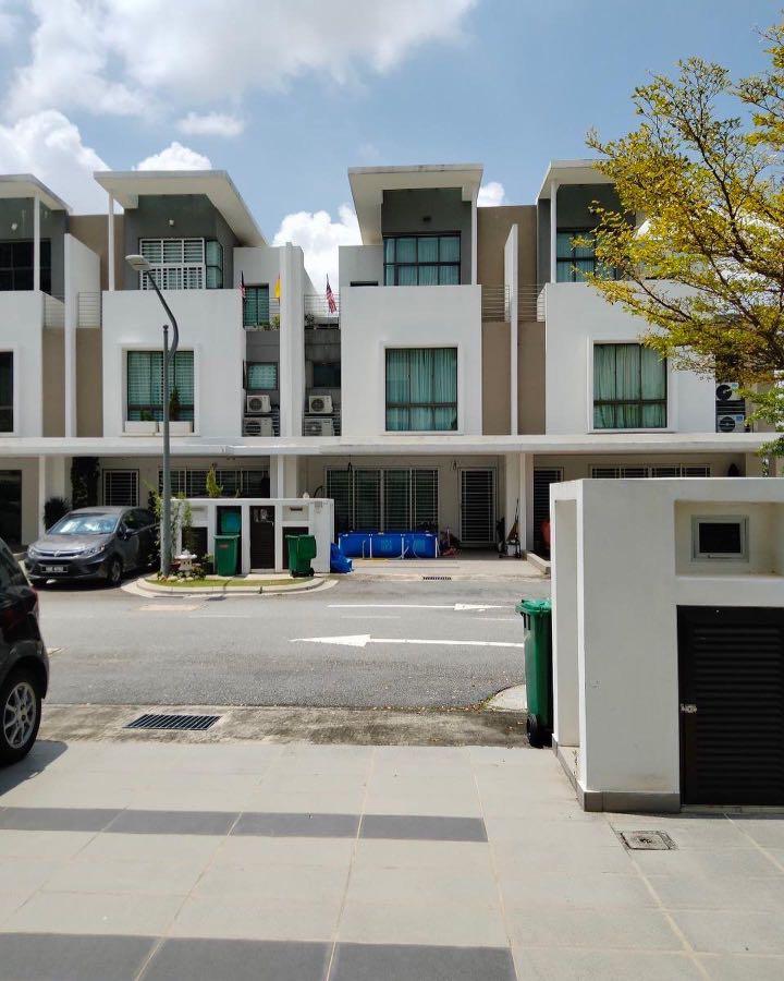 Freehold Corner Lot Triple Storey Terrace House For Sell Lake Point