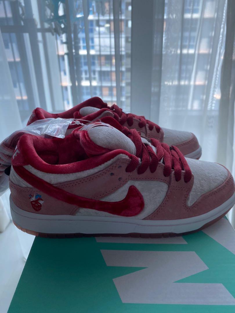 strangelove dunks on feet