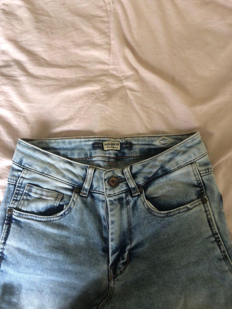 Ripped jeans pull and bear, Fesyen Wanita, Pakaian Wanita, Bawahan di  Carousell