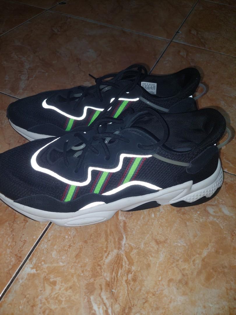 Adidas ozweego size 44, Fesyen Pria, Sepatu , Sneakers di Carousell