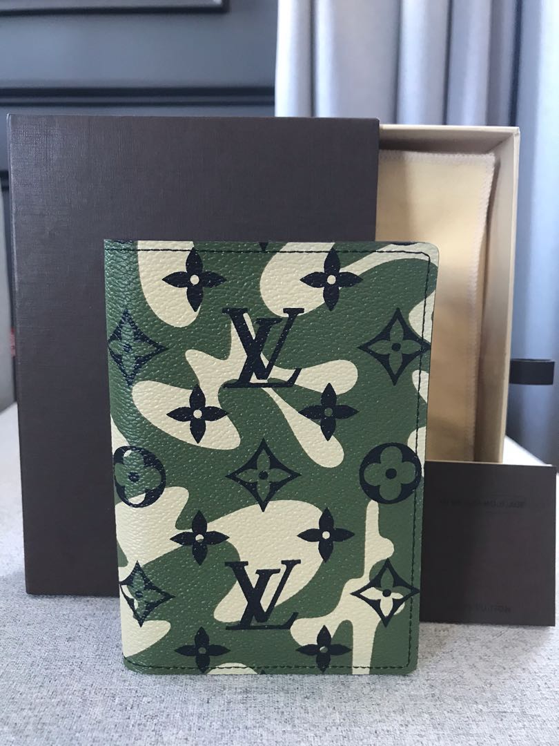 Louis Vuitton x Takashi Murakami Monogramouflage Passport Cover – JDEX  Styles