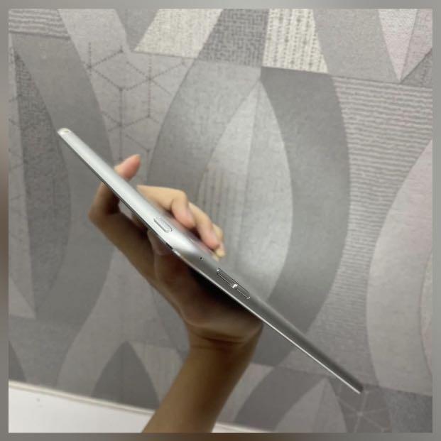 Ipad Mini 4 (Category: iPad) located in Johor Bahru. Submitted by vickylau98 (Listing ID 1122232131, Image 3). Description: -128gb Silver , wifi only -Condition 10/10 -Updated software version -Glass screen-protector & iPad cover included -Selling becuz I want to change bigger iPad .