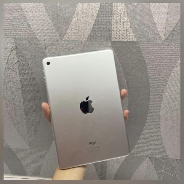 Ipad Mini 4 (Category: iPad) located in Johor Bahru. Submitted by vickylau98 (Listing ID 1122232131, Image 1). Description: -128gb Silver , wifi only -Condition 10/10 -Updated software version -Glass screen-protector & iPad cover included -Selling becuz I want to change bigger iPad .