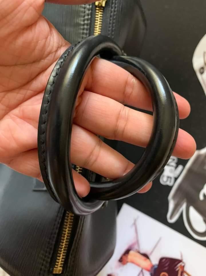 Louis Vuitton Speedy 30 (Category: Luxury Bags & Wallets) located in Manila. Submitted by bagislifeshop (Listing ID 1122274341, Image 3). Description: ▪️Louis Vuitton Speedy 30▪️ ☑️Available in Bacolod ✅💯% authentic ✅Material: black epi leather ✅Condition: 8.5/10 ✅Inclusion: dustbag only.